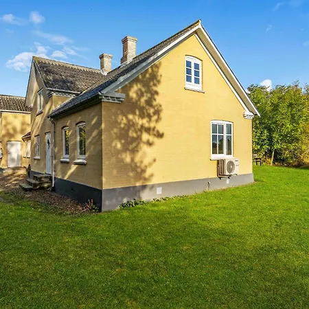 5 Bedroom Beautiful Home In Tranekaer Tranekær